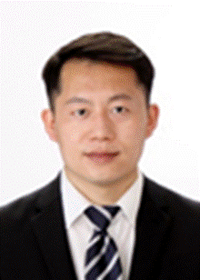 穿西装的男人 AI 生成的内容可能不正确。